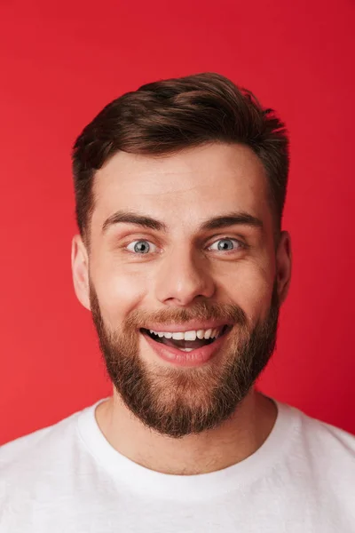 Image Handsome Surprised Young Man Standing Isolated Red Wall Background — Stock Photo, Image