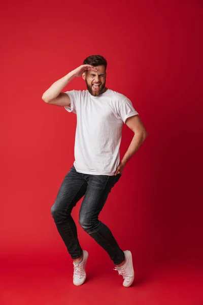 Foto Joven Guapo Bailando Aislado Sobre Fondo Rojo Pared —  Fotos de Stock