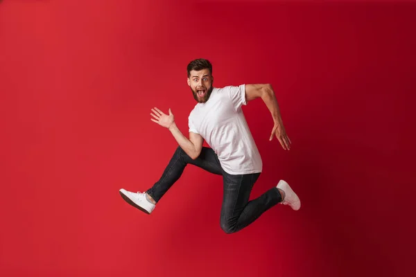 Foto Joven Guapo Emocionado Corriendo Aislado Sobre Fondo Rojo Pared — Foto de Stock