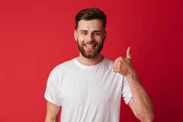 Mutlu Genç Yakışıklı Adam Kırmızı Duvar Arka Plan Üzerinde Izole — Stok fotoğraf