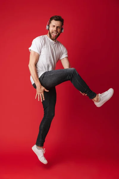 Imagen Joven Gritón Emocional Aislado Sobre Fondo Pared Roja Escuchando —  Fotos de Stock