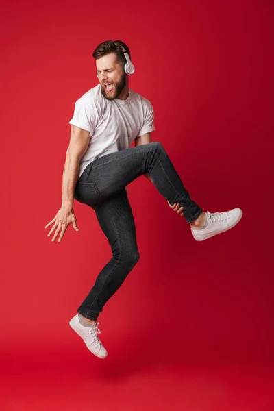 Imagen Joven Gritón Emocional Aislado Sobre Fondo Pared Roja Escuchando — Foto de Stock