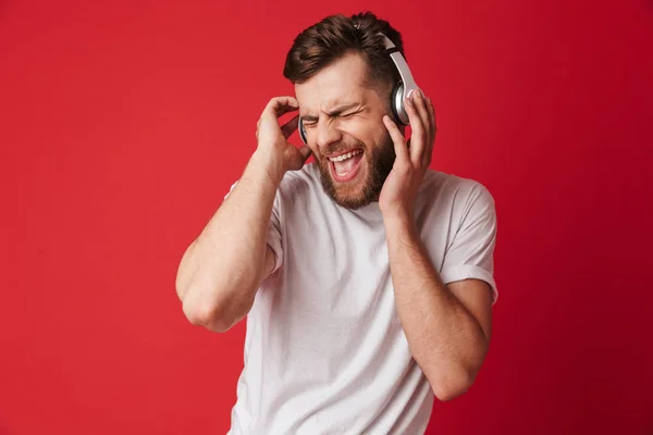 Afbeelding Van Emotionele Gillende Jonge Man Geïsoleerd Rode Muur Achtergrond — Stockfoto