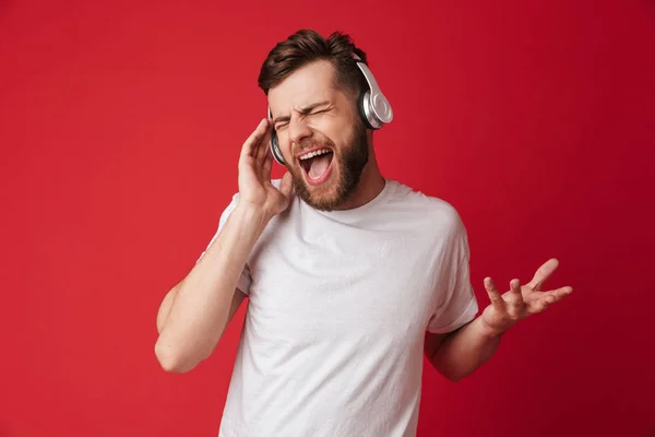 Afbeelding Van Emotionele Gillende Jonge Man Geïsoleerd Rode Muur Achtergrond — Stockfoto