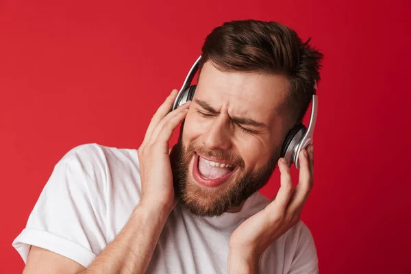 Imagem Jovem Grito Emocional Isolado Sobre Fundo Parede Vermelha Ouvindo — Fotografia de Stock