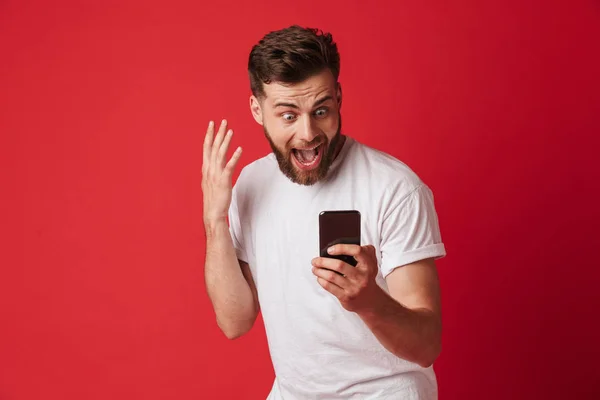 Foto Joven Gritando Sorprendido Parado Aislado Sobre Fondo Pared Roja — Foto de Stock