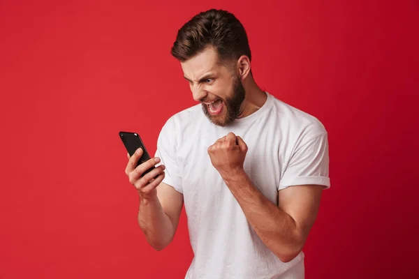 Imagem Jovem Gritando Isolado Sobre Fundo Parede Vermelha Usando Telefone — Fotografia de Stock