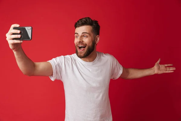 Imagen Joven Emocional Pie Aislado Sobre Fondo Pared Roja Hacer — Foto de Stock