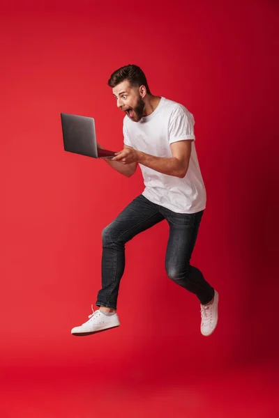 Imagen Del Joven Sorprendido Saltando Aislado Sobre Fondo Pared Roja — Foto de Stock