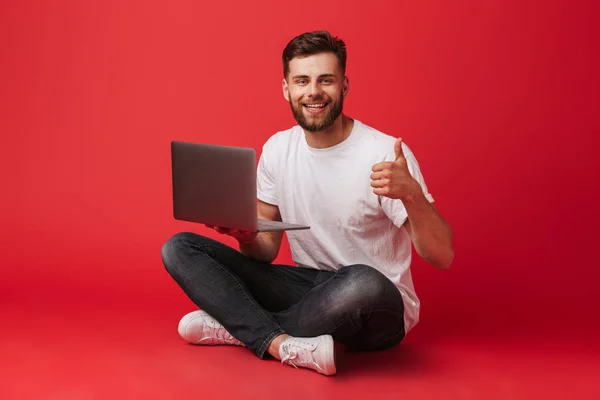 Foto Skäggiga Kaukasiska Kille Shirt Och Jeans Som Sitter Golvet — Stockfoto