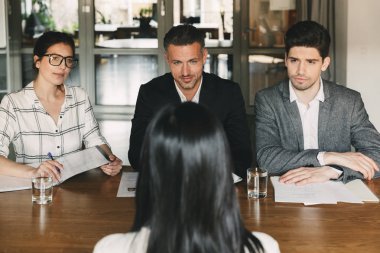 İş, kariyer ve işe alım kavramı - Grup resmi'işverenlerin giymek Office masada oturan ve kadın büyük şirket iş görüşme