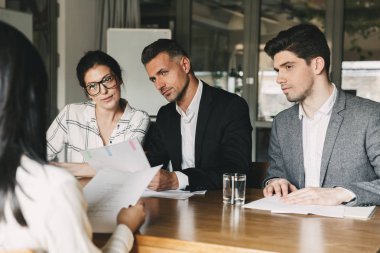 İş, kariyer ve yerleşim kavramı - ofiste masada oturan ve kadın personel için görüşme uluslararası şirket yönetim kurulu