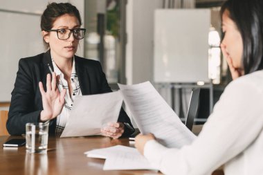 Konuşmak ve iş görüşmesi sırasında - iş, kariyer ve işe alım kavramı ofis masasında otururken işkadını ile müzakere sinir emin Asyalı kadın görüntüsünü