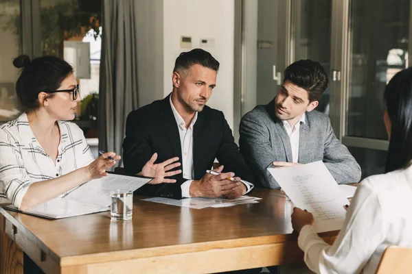 Concepto Negocio Carrera Colocación Tres Directores Ejecutivos Directores Principales Sentados —  Fotos de Stock