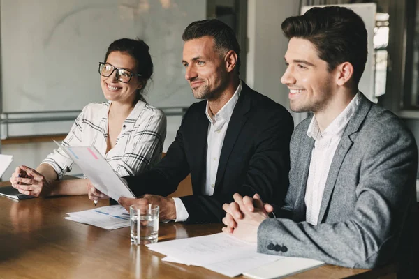 Grup hapy iş adamları resmi olarak Office masada oturan ve yeniden başlamak-in yeni personel iş görüşmesi sırasında - iş, kariyer ve yerleşim kavramı inceleyerek uygun