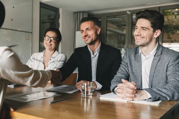 Drie Businesspartners Office Handshaking Met Vrouw Als Gevolg Van Succesvolle — Stockfoto