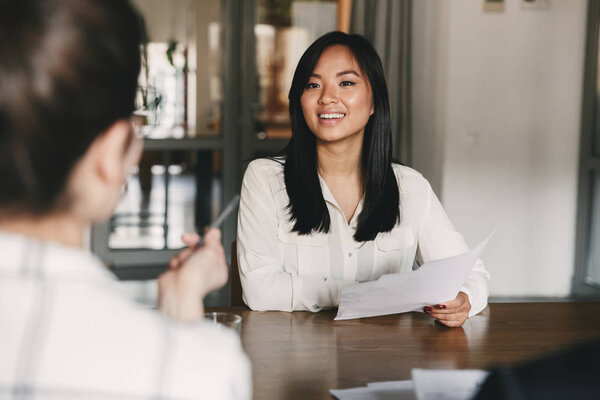 Concept Affaires Carrière Placement Joyeuse Femme Asiatique Souriante Tenant Tout — Photo