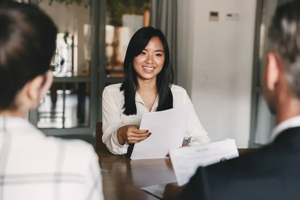 Negocios Carrera Concepto Reclutamiento Joven Mujer Asiática Sonriendo Celebración Curriculum — Foto de Stock