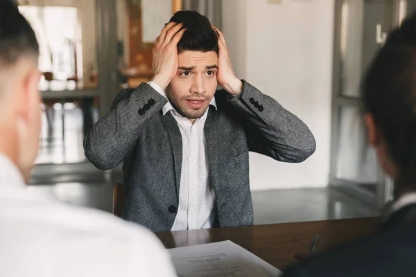 Nervioso Hombre Tenso Años Preocupándose Agarrándose Cabeza Durante Entrevista Trabajo —  Fotos de Stock