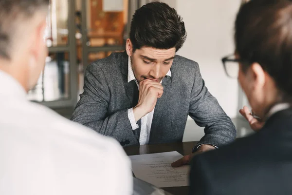 Zenuwachtig Gespannen Man 30S Zorgwekkend Bijtende Vuist Tijdens Sollicitatiegesprek Kantoor — Stockfoto