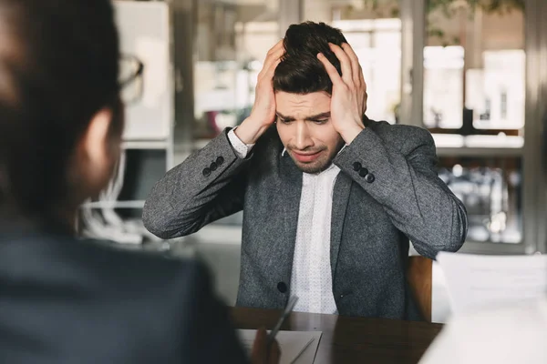 Impresionado Hombre Molesto Años Preocupándose Agarrándose Cabeza Durante Entrevista Trabajo — Foto de Stock