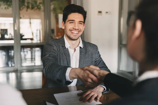 职业和安置概念 快乐的白种人30S 在办公室面试时 与员工一起欣喜和握手 — 图库照片