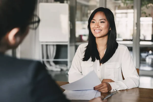 Retrato Mujer Asiática Alegre Sonriendo Sosteniendo Curriculum Vitae Mientras Sienta — Foto de Stock