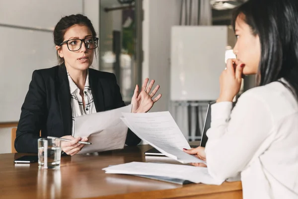Photo Strict Caucasian Woman Holding Resume Negotiating Female Candidate Corporate — Stock Photo, Image