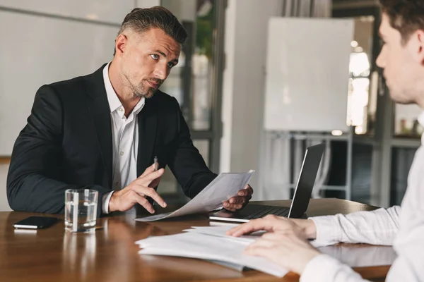 Business Karriär Och Placering Koncept Kaukasiska Affärsman 30S Förhandla Med — Stockfoto