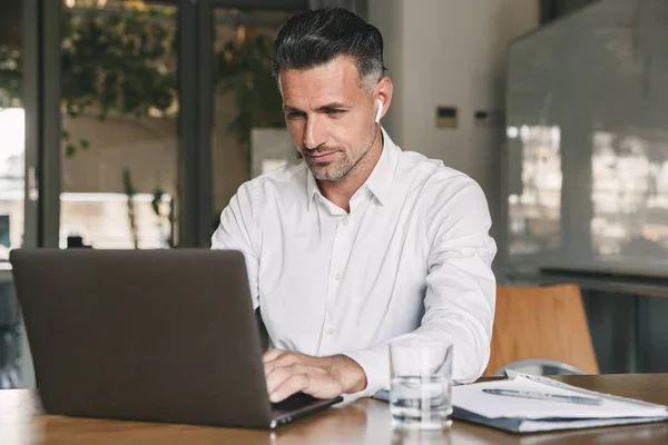 Foto Hombre Negocios Europeo Años Con Camisa Blanca Auriculares Inalámbricos —  Fotos de Stock