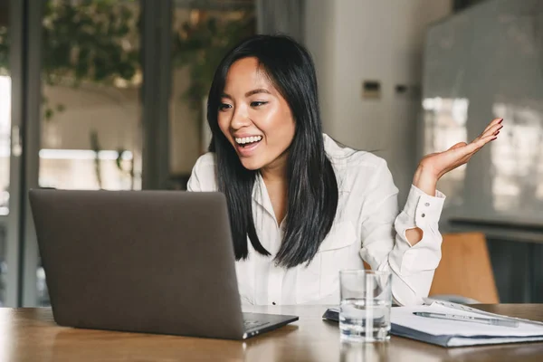 Image Young Asian Woman 20S Wearing White Shirt Smiling Gesturing — Stock Photo, Image