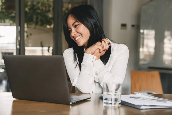 Alegre Mujer Asiática Años Con Camisa Blanca Sonriendo Haciendo Gesto — Foto de Stock