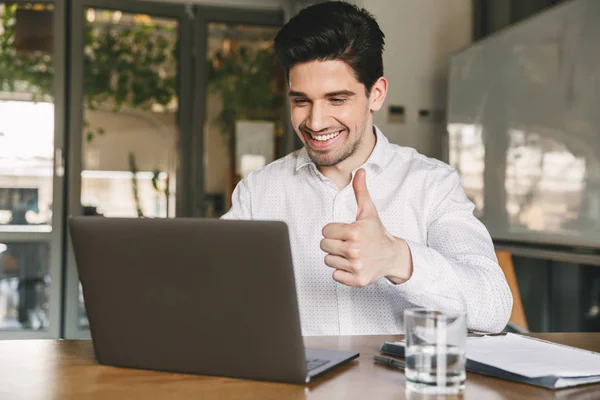 Imagen Del Tipo Feliz Oficina Años Con Camisa Blanca Riéndose — Foto de Stock