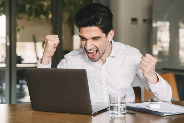 Retrato Sucesso Empresário Anos Vestindo Camisa Branca Fone Ouvido Bluetooth — Fotografia de Stock