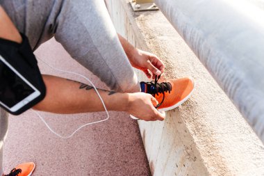 Genç sporcu açık havada beraberlik onun dantel duran resim kırpılmış.