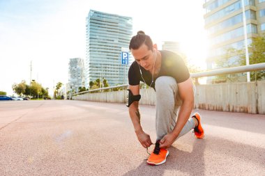 Açık havada beraberlik onun dantel duran genç yakışıklı sporcu görüntüsü. Bir kenara arıyorsunuz.
