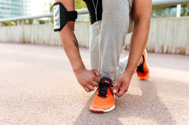 Genç sporcu açık havada beraberlik onun dantel duran resim kırpılmış.