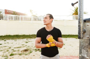 Güçlü yakışıklı genç sporcu boxer fotoğraf olun açık havada bir kenara seyir egzersizleri.