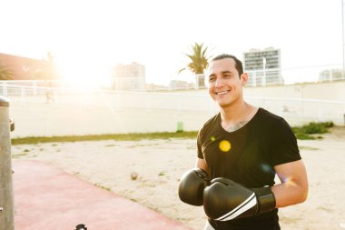 Açık havada bir kenara seyir güçlü yakışıklı genç sporcu boxer fotoğrafı.