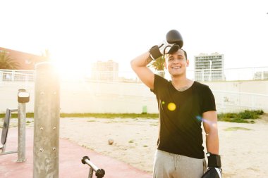 Açık havada kamera seyir güçlü yakışıklı genç sporcu boxer fotoğrafı.