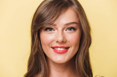 Kırmızı ruj sarı arka plan üzerinde izole kamera bakarak bir çok gülümseyen kız portresi kapatın