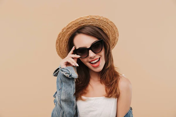 Imagen Mujer Feliz Bastante Joven Usando Gafas Sol Pie Aislado — Foto de Stock