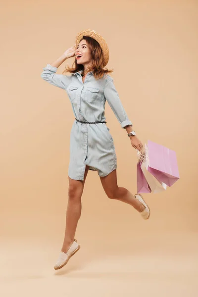 Foto Hermosa Joven Feliz Mujer Sosteniendo Bolsas Compras Posando Aislado — Foto de Stock