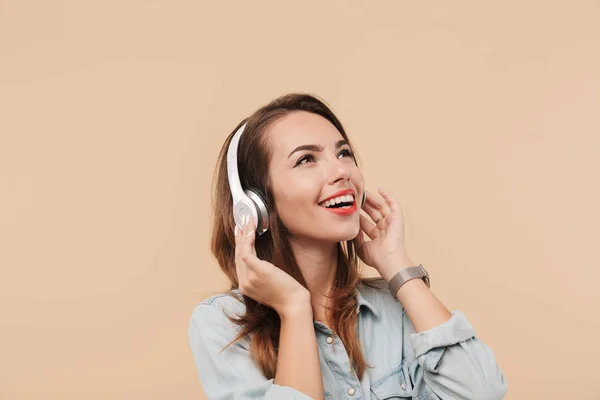 Imagen Una Joven Mujer Feliz Auriculares Escuchando Música Aislada Sobre — Foto de Stock