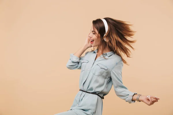 Imagen Una Joven Mujer Feliz Auriculares Escuchando Música Aislada Sobre — Foto de Stock