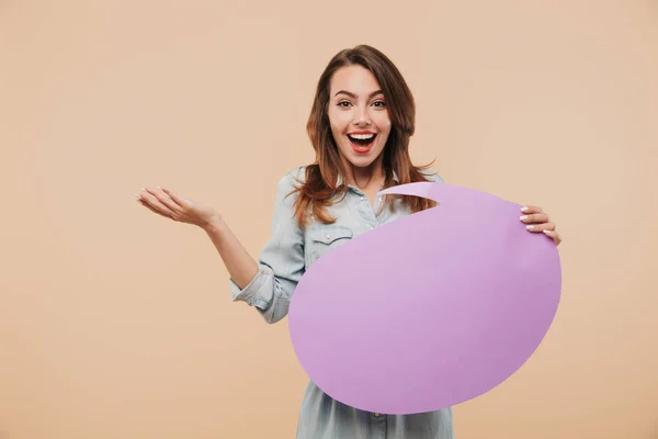 Imagem Jovem Mulher Feliz Segurando Bolha Fala Posando Isolado Sobre — Fotografia de Stock