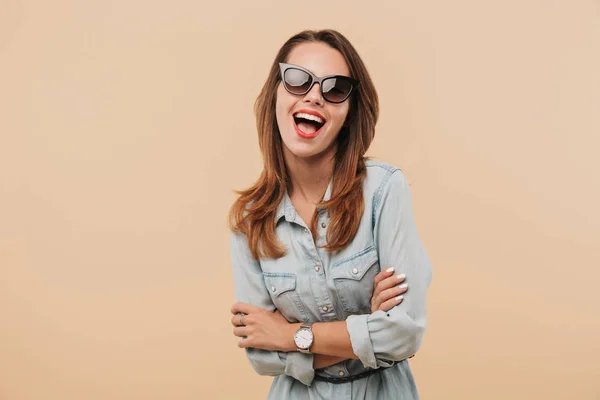 Imagen Mujer Feliz Bastante Joven Usando Gafas Sol Pie Aislado —  Fotos de Stock