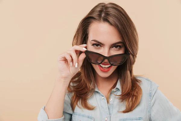 Obraz Dość Młoda Kobieta Zadowolony Noszenie Okularów Przeciwsłonecznych Stojąc Białym — Zdjęcie stockowe