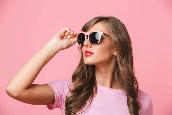 照片特写的华丽的女人20S 穿着时尚的时尚太阳镜看着一旁 Copyspace 孤立的粉红色背景 — 图库照片