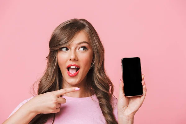 Beeld Van Europese Vrouw Met Mooie Bruine Sloten Mobiele Telefoon — Stockfoto